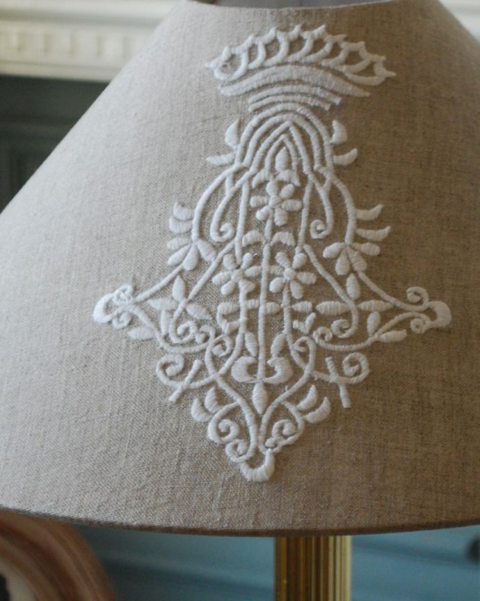 スタンドライト 照明・ライティング アンティークのテーブルランプ、英国で見つけた真鍮製の照明(E17シャンデリア球付き) 新しいシェードを被せてお届けしますシェードのデザインもフランス生まれらしくおしゃれ。(k-4260-z)