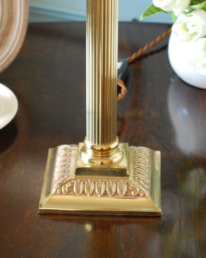 スタンドライト 照明・ライティング アンティークのテーブルランプ、英国で見つけた真鍮製の照明(E17シャンデリア球付き) アンティークらしい美しさ土台の部分はアンティークらしい美しいデザイン。(k-4260-z)