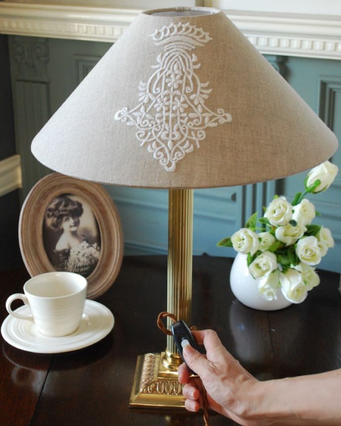 スタンドライト 照明・ライティング アンティークのテーブルランプ、英国で見つけた真鍮製の照明(E17シャンデリア球付き) スイッチON!あっという間に周りを優しい癒しの灯りが包み込んでくれます。(k-4260-z)