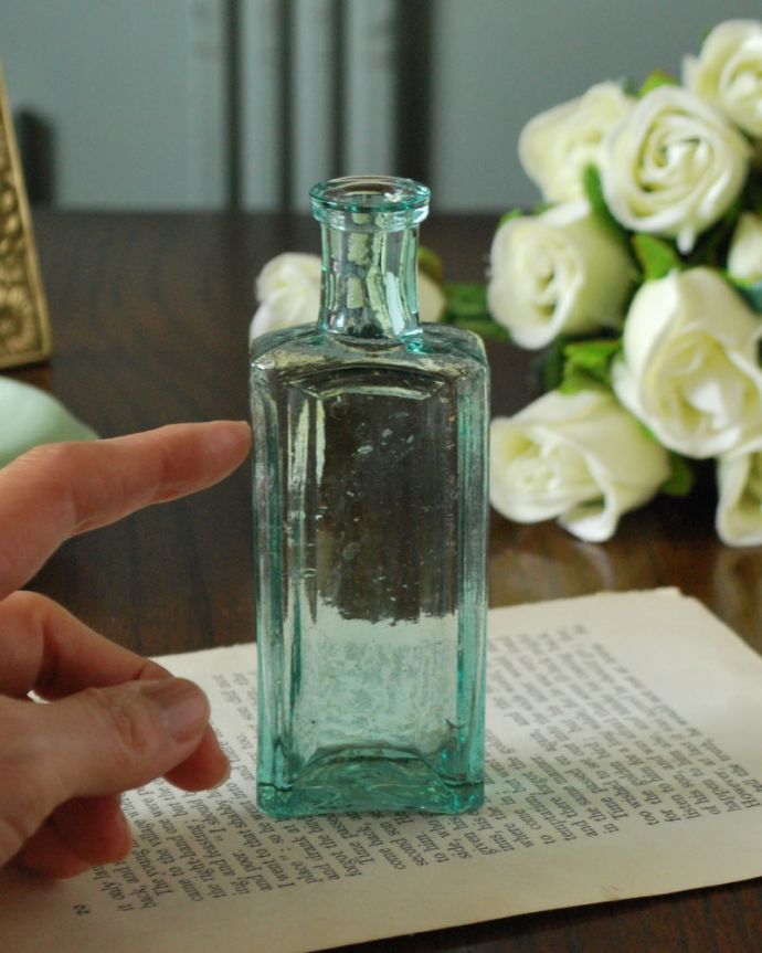 アンティーク ガラスボトル アンティーク雑貨 気泡がたっぷりと入った、グリーンのアンティークガラスボトル。後ろ側を見ると・・・なんとなくゆがんでいたり、気泡が入っていたり・・・そこがアンティークらしさです。(k-4262-z)