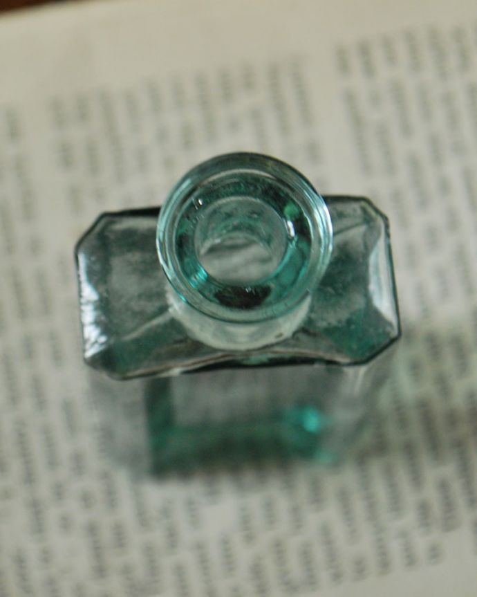 アンティーク ガラスボトル アンティーク雑貨 気泡がたっぷりと入った、グリーンのアンティークガラスボトル。上から見ると・・・アンティークなので多少のキズ・汚れがある場合があります。(k-4262-z)