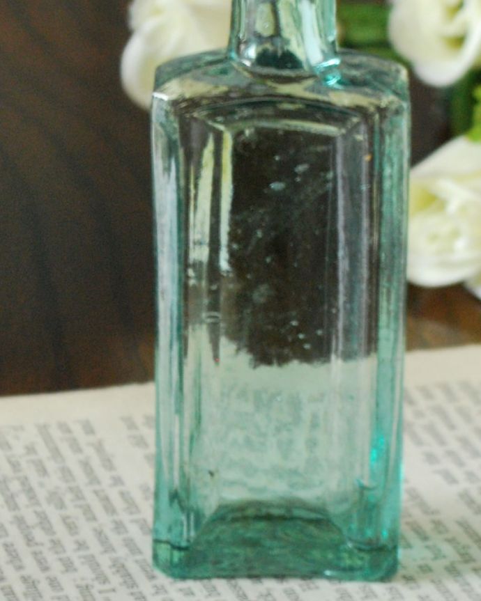 アンティーク ガラスボトル アンティーク雑貨 気泡がたっぷりと入った、グリーンのアンティークガラスボトル。ほっこりした気分になるアンティークのガラス瓶今の時代、プラスチックやペットボトルが当たり前だけれど、当時はこんなに可愛いビンの中に入れられていたんだな・・・って。(k-4262-z)