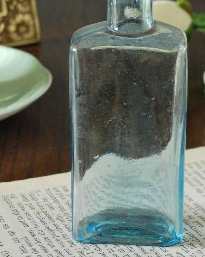 アンティーク ガラスボトル　アンティーク雑貨　爽やかなブルーのアンティークガラスボトル。ほっこりした気分になるアンティークのガラス瓶今の時代、プラスチックやペットボトルが当たり前だけれど、当時はこんなに可愛いビンの中に入れられていたんだな･･･って。(k-4263-z)