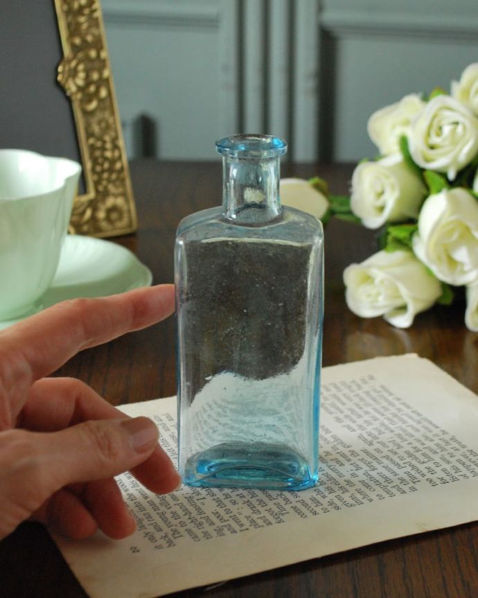 アンティーク ガラスボトル　アンティーク雑貨　爽やかなブルーのアンティークガラスボトル。後ろ側を見ると･･･なんとなくゆがんでいたり、気泡が入っていたり･･･そこがアンティークらしさです。(k-4263-z)