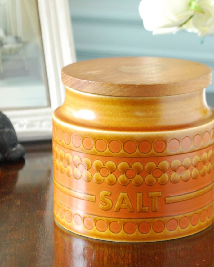 Hornsea(ホーンジー) アンティーク雑貨 ホーンジー キャニスター「SALT」 サフラン 1972年に誕生した「BRONTE」当時、一世を風靡したブロンテシリーズは、独自の立体的な型押しと色使いがとても人気のシリーズでした。(k-4267-z)