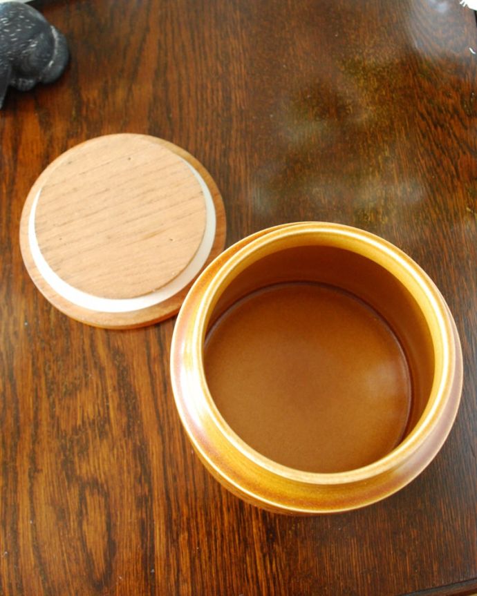 Hornsea(ホーンジー) アンティーク雑貨 ホーンジー キャニスター「SALT」 サフラン 上からのぞいてみると・・・アンティークのため、多少の欠け・傷がある場合がありますが、使用上問題がないものだけを選んできたので、ご了承下さい。(k-4267-z)