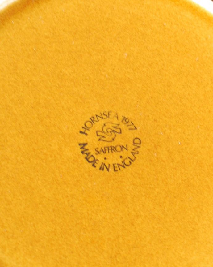 Hornsea(ホーンジー) アンティーク雑貨 ホーンジー キャニスター「SALT」 サフラン 裏側には品質の証ひっくり返して見ると、こんな感じのポーセリンマークを見つけることが出来ます。(k-4267-z)