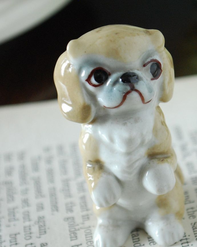 アンティーク雑貨 イギリスで見つけたWADE社のビンテージ陶器、Whimsiesシリーズのフィギア(イヌ)わんわんものがたり? 英国WADEの陶器フィギュリン1954年に発表された「Whimsies(気まぐれ)」シリーズは、世界中にコレクターがいる陶器の動物フィギュリンです。(k-4278-z)