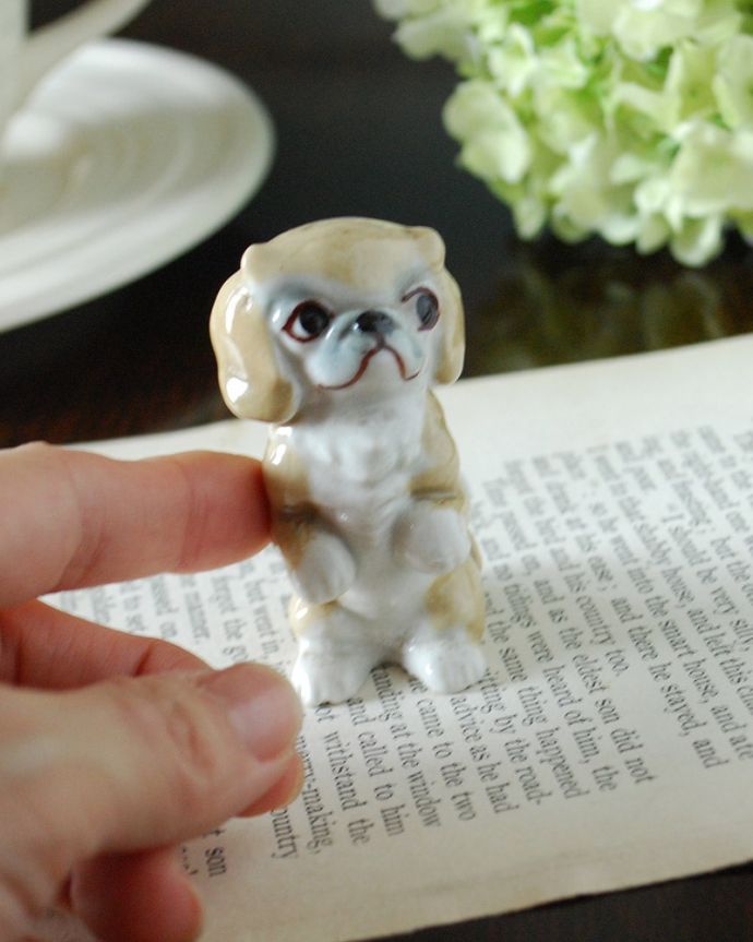 アンティーク雑貨 イギリスで見つけたWADE社のビンテージ陶器、Whimsiesシリーズのフィギア(イヌ)わんわんものがたり? 大きさはこれくらいですコレクションしたくなるくらい小さなサイズが可愛いんです。(k-4278-z)