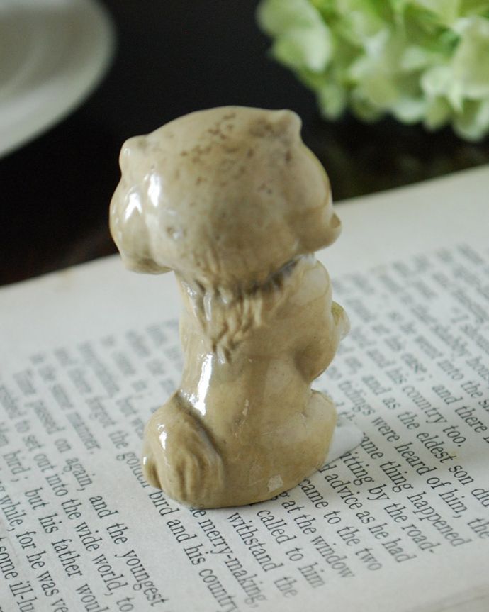 アンティーク雑貨 イギリスで見つけたWADE社のビンテージ陶器、Whimsiesシリーズのフィギア(イヌ)わんわんものがたり? 後姿も可愛いアンティークなので多少のキズ・汚れがある場合がありますが、使用上問題はありませんので、ご了承下さい。(k-4278-z)