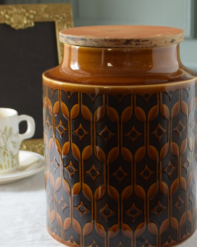 アンティーク 陶磁器の雑貨　アンティーク雑貨　キャニスター  エアルーム　お茶の時間を華やかにしてくれるアンティーク独自の立体的な型押し法を使っているので、独特な風合いを持ったホーンジー。(k-4321-z)