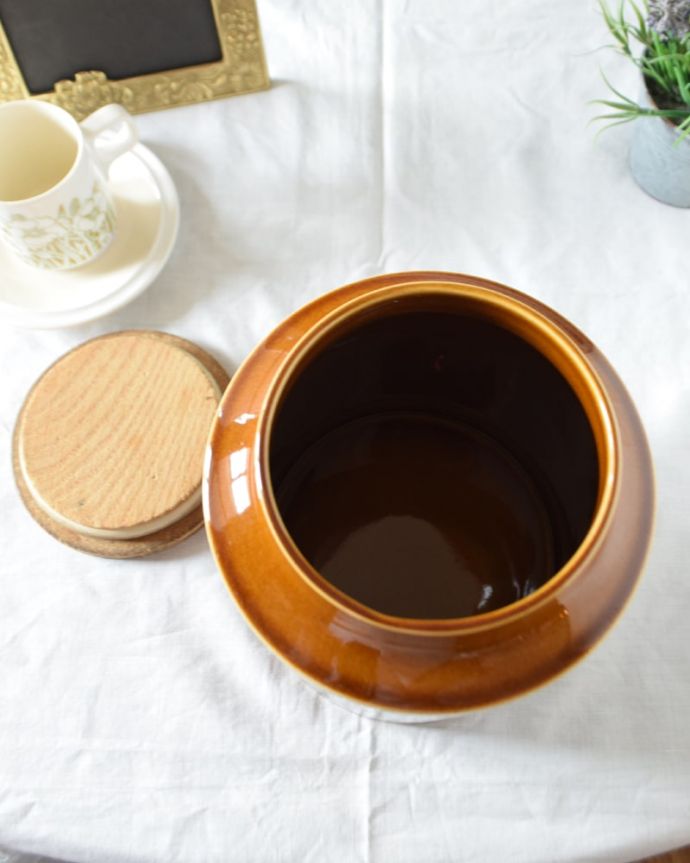 アンティーク 陶磁器の雑貨　アンティーク雑貨　キャニスター  エアルーム　上からのぞいてみると･･･アンティークのため、多少の欠け・傷がある場合がありますが、使用上問題がないものだけを選んできたので、ご了承下さい。(k-4321-z)