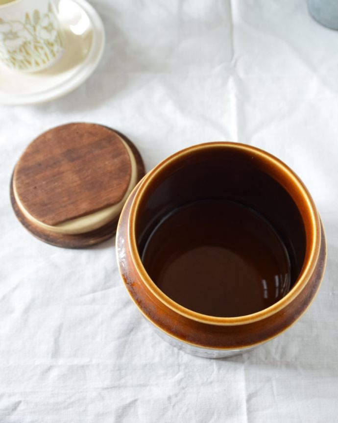 アンティーク 陶磁器の雑貨　アンティーク雑貨　キャニスター  エアルーム「TEA」　上からのぞいてみると･･･アンティークのため、多少の欠け・傷がある場合がありますが、使用上問題がないものだけを選んできたので、ご了承下さい。(k-4333-z)