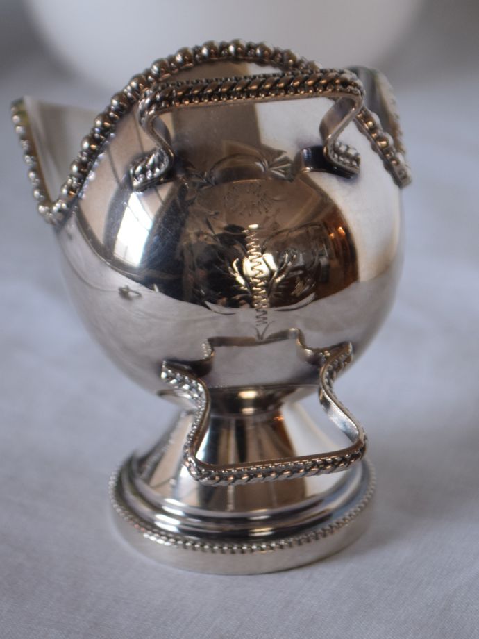 アンティーク シルバー製　アンティーク雑貨　シルバープレート　裏側には品質の証刻印が入っています。(k-4334-z)