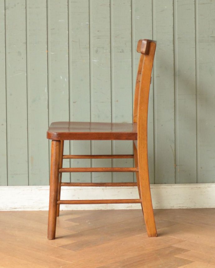 スクールチェアの横顔