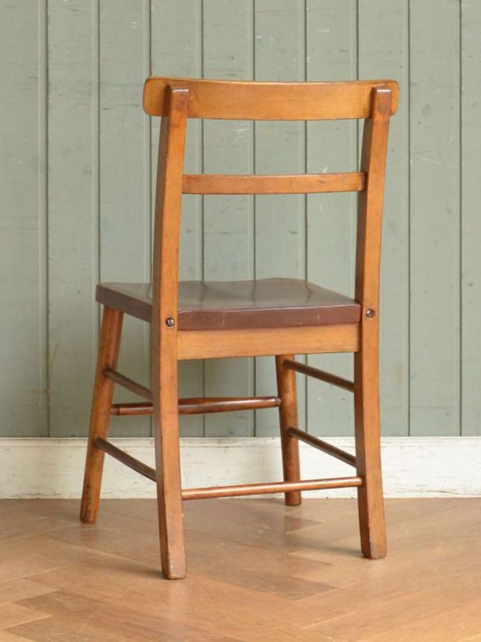 アンティークの椅子の後ろ姿