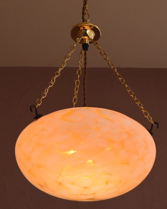 シャンデリア　照明・ライティング　アンティーク ハンギングボウル　夜になると･･･ふわっとした優しい灯りで周りを包み込んでくれます。(k-4451-z)