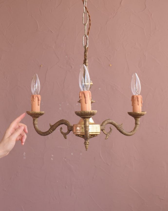 シャンデリア　照明・ライティング　アンティーク シャンデリア　真鍮が描くシャンデリアの美しさシャンデリアと言うとキラキラしたイメージですが、真鍮のシャンデリアはシンプルなものが多いので、気を使わずいろんな場所で使えるんです。(k-4487-z)