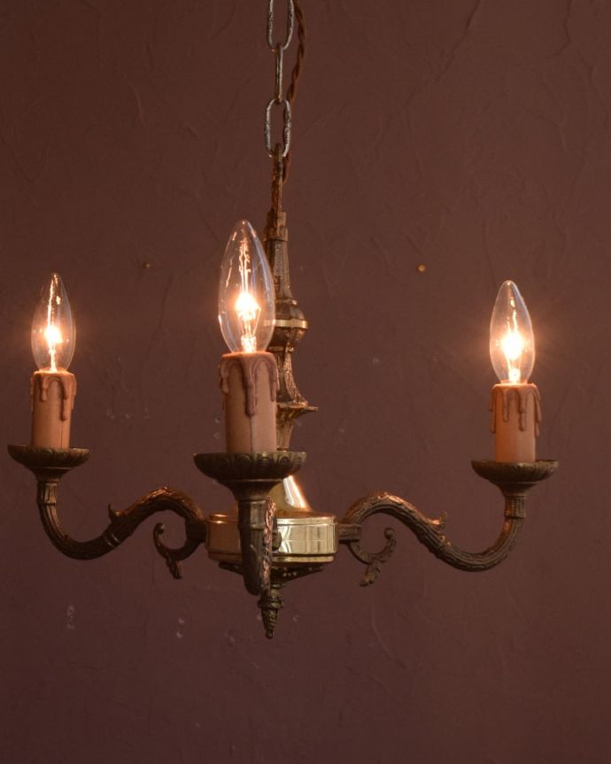 シャンデリア　照明・ライティング　アンティーク シャンデリア　夜が来るのが楽しみになる灯りシャンデリアがあるだけでなんだか暗くなる時間が楽しみになっちゃうんです。(k-4487-z)