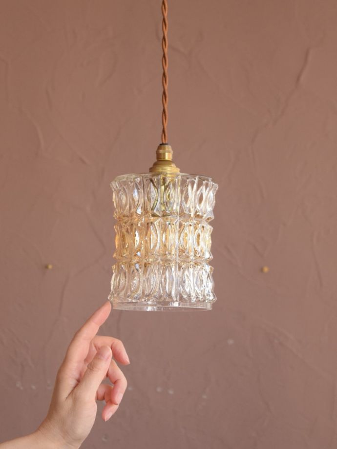 ペンダントライト　照明・ライティング　アンティーク シェード　一点ものの魅力小さなペンダントライトは、取り付けやすく灯りが付いていない時も目立つ存在で、まさにお部屋の中のアクセサリーです。(k-4490-z)