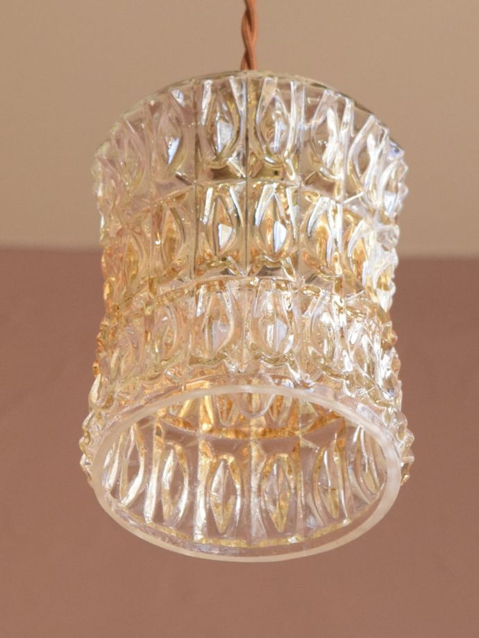 ペンダントライト　照明・ライティング　アンティーク シェード　下から見上げると･･･実際に取り付けてカウンターやダイニングの下からのぞくとこんな感じです。(k-4490-z)