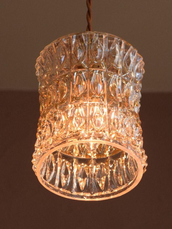 ペンダントライト　照明・ライティング　アンティーク シェード　夜になると･･･ふわっとした優しい灯りで周りを包み込んでくれます。(k-4490-z)