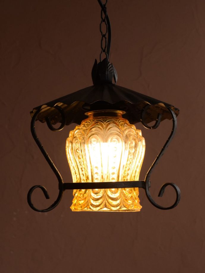 照明・ライティング アンティーク ペンダント 毎日を特別な時間に変えてくれるアンティークのシャンデリアガラスビーズがたっぷり付いた華やかなデザインのシャンデリア。(k-4492-z)