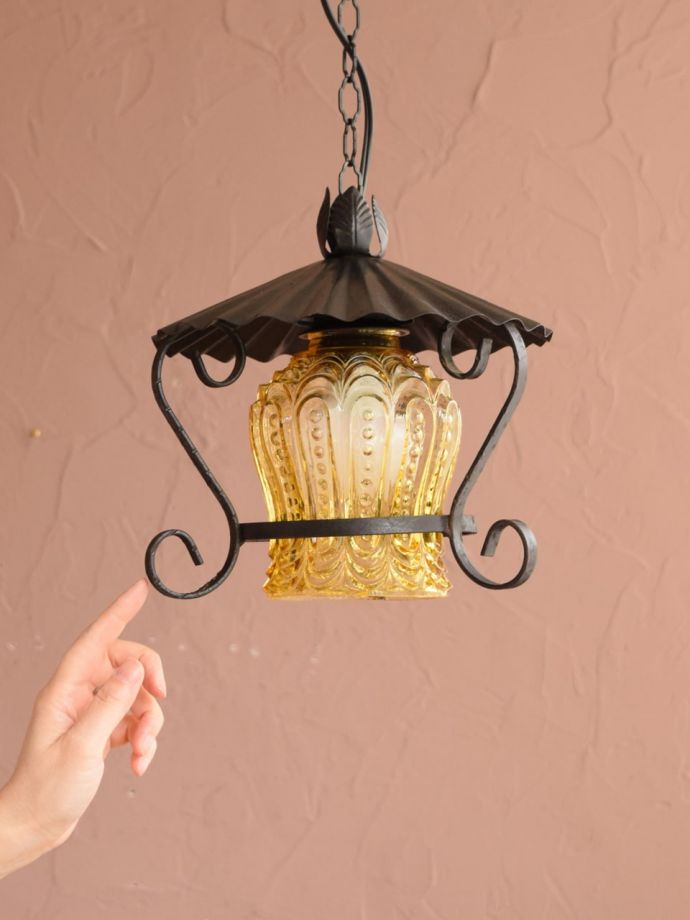 照明・ライティング アンティーク ペンダント 夜が来るのが楽しみになる灯り暗くなって灯りを点けるのが毎日楽しみになるアンティークのシャンデリア。(k-4492-z)