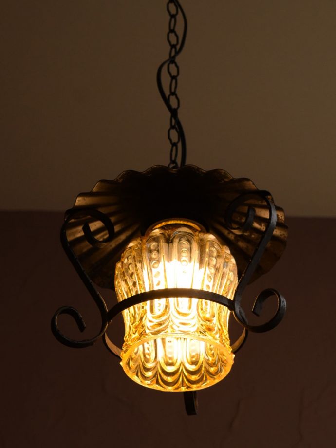 照明・ライティング アンティーク ペンダント アンティークだけが持つ特別感この時代のガラスは現代のものとは成分が違うので輝き方が違います。(k-4492-z)