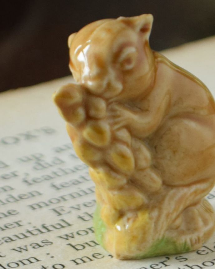 アンティーク 陶磁器の雑貨　アンティーク雑貨　イギリスで見つけたWADE社のビンテージ陶器、Whimsiesシリーズのフィギア（●●）　英国WADEの陶器フィギュリン1954年に発表された「Whimsies（気まぐれ）」シリーズは、世界中にコレクターがいる陶器の動物フィギュリンです。(k-4493-z)