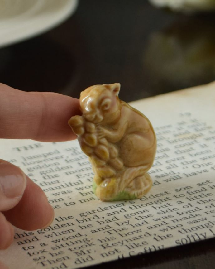 アンティーク 陶磁器の雑貨　アンティーク雑貨　イギリスで見つけたWADE社のビンテージ陶器、Whimsiesシリーズのフィギア（●●）　大きさはこれくらいですコレクションしたくなるくらい小さなサイズが可愛いんです。(k-4493-z)