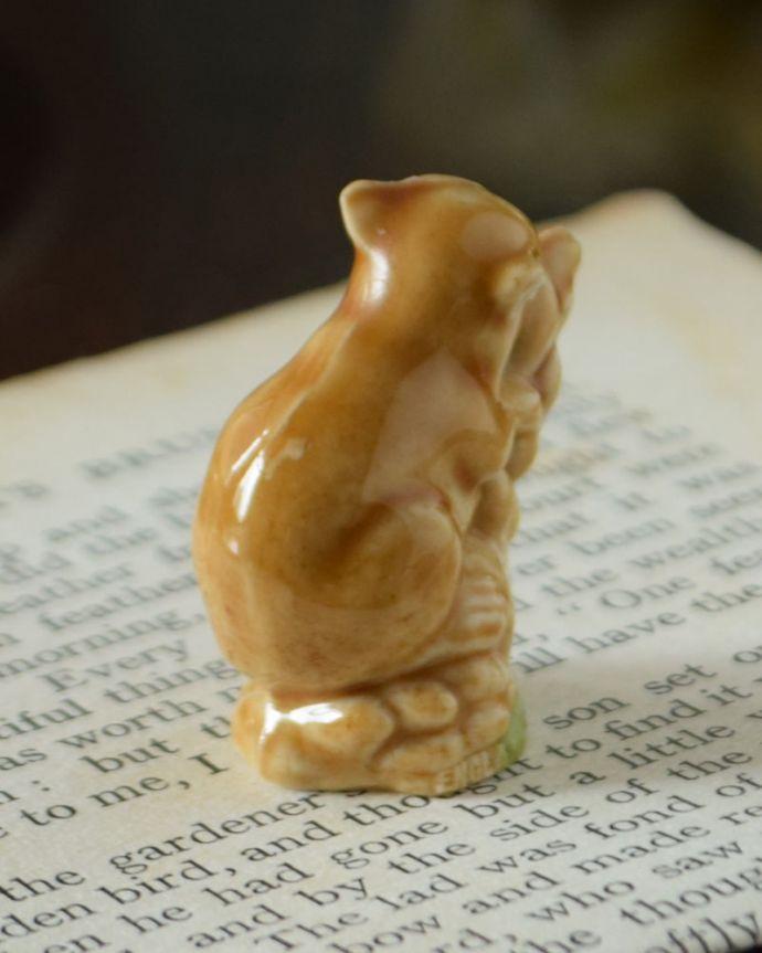 アンティーク 陶磁器の雑貨　アンティーク雑貨　イギリスで見つけたWADE社のビンテージ陶器、Whimsiesシリーズのフィギア（●●）　後姿も可愛いアンティークなので多少のキズ・汚れがある場合がありますが、使用上問題はありませんので、ご了承下さい。(k-4493-z)