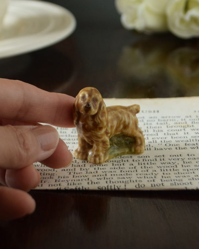 アンティーク 陶磁器の雑貨　アンティーク雑貨　イギリスで見つけたWADE社のビンテージ陶器、Whimsiesシリーズのフィギア（イヌ）　大きさはこれくらいですコレクションしたくなるくらい小さなサイズが可愛いんです。(k-4500-z)