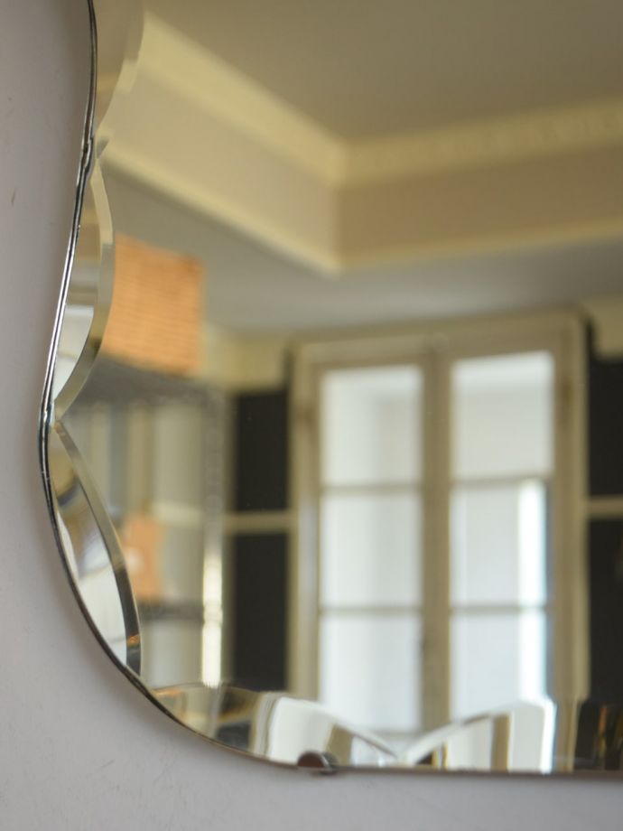 厚みが魅力のアンティークミラー