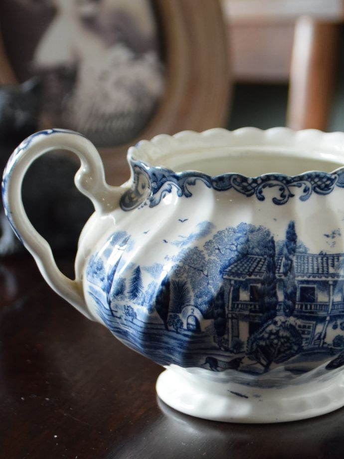 イギリスのアンティーク食器、ブルーの色がキレイな蓋付のシュガー