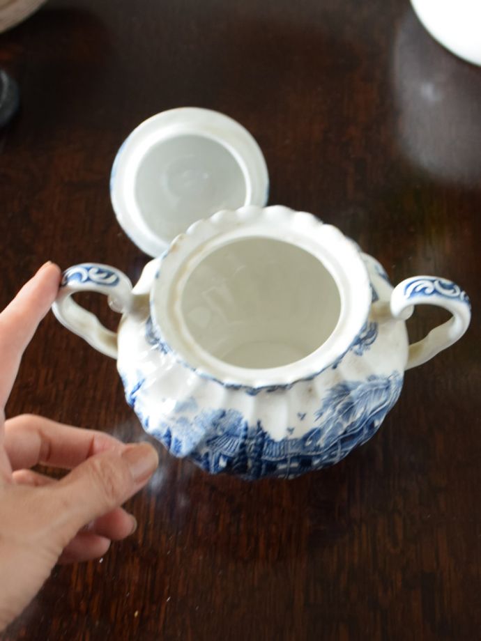 イギリスのアンティーク食器、ブルーの色がキレイな蓋付のシュガー