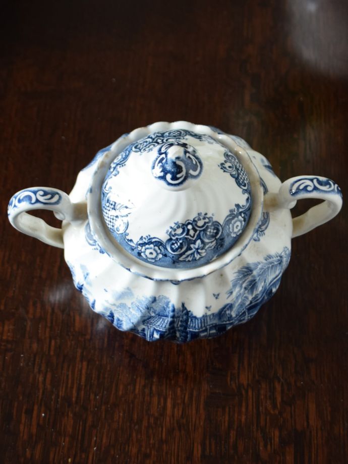 イギリスのアンティーク食器、ブルーの色がキレイな蓋付のシュガー