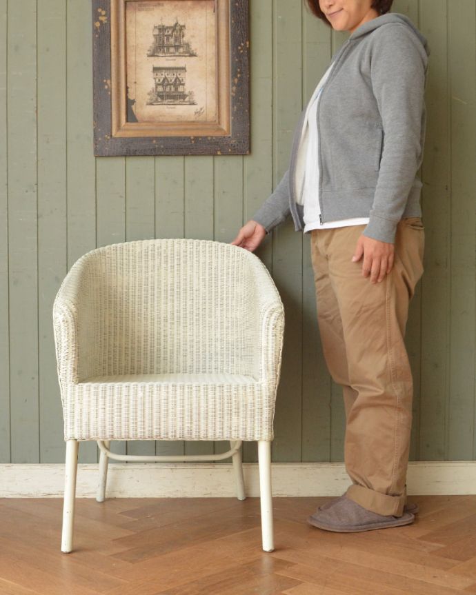 ロイドルームチェア　アンティーク チェア　どんな色の家具にも合わせやすい人気カラー、大人可愛いホワイトのリビングチェア （ホワイト）。ゆったりくつろぎの時間に･･･読書やテレビの時間をゆったりゆっくり楽しんでください。(k-454-c)