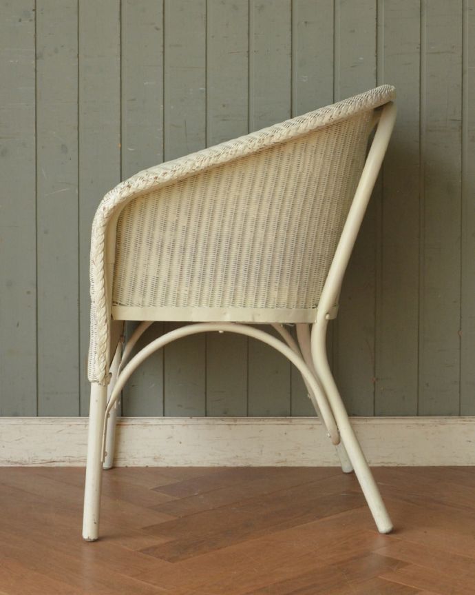 ロイドルームチェア　アンティーク チェア　どんな色の家具にも合わせやすい人気カラー、大人可愛いホワイトのリビングチェア （ホワイト）。横から見るとこんな感じです背もたれがゆるやかにカーブしているので、深く腰掛けるとよりリラックスできます。(k-454-c)