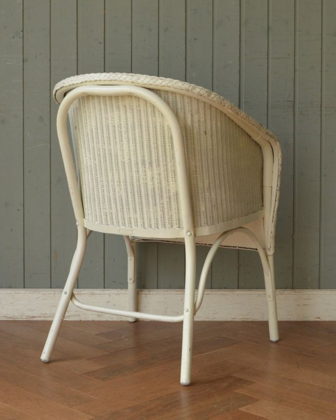 ロイドルームチェア　アンティーク チェア　どんな色の家具にも合わせやすい人気カラー、大人可愛いホワイトのリビングチェア （ホワイト）。後ろ姿にも自信があります！アンティークは新品ではないので経年変化によるキズはありますが、専門の職人が目立たないようキレイにお直しをしているので、後姿までキレイです。(k-454-c)