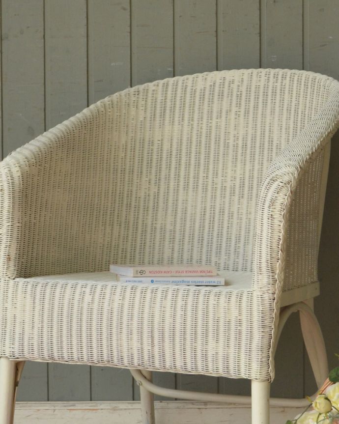 ロイドルームチェア　アンティーク チェア　どんな色の家具にも合わせやすい人気カラー、大人可愛いホワイトのリビングチェア （ホワイト）。アンティークとして使える頑丈さが魅力ですゆったりと寛げるゆるやかなカーブ。(k-454-c)