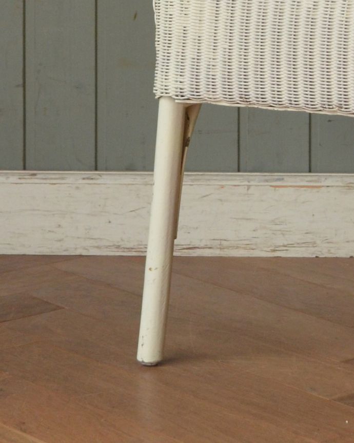 ロイドルームチェア　アンティーク チェア　どんな色の家具にも合わせやすい人気カラー、大人可愛いホワイトのリビングチェア （ホワイト）。床を滑らせて移動出来ますHandleではアンティークチェアの脚の裏にフェルトキーパーをお付けしています。(k-454-c)