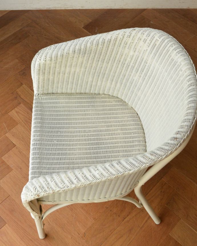 ロイドルームチェア　アンティーク チェア　どんな色の家具にも合わせやすい人気カラー、大人可愛いホワイトのリビングチェア （ホワイト）。しっかり編み込まれているので座り心地抜群です座面は広々していて、キレイにペイントされています。(k-454-c)