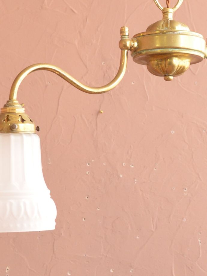 ガラスシェード付きのシャンデリア