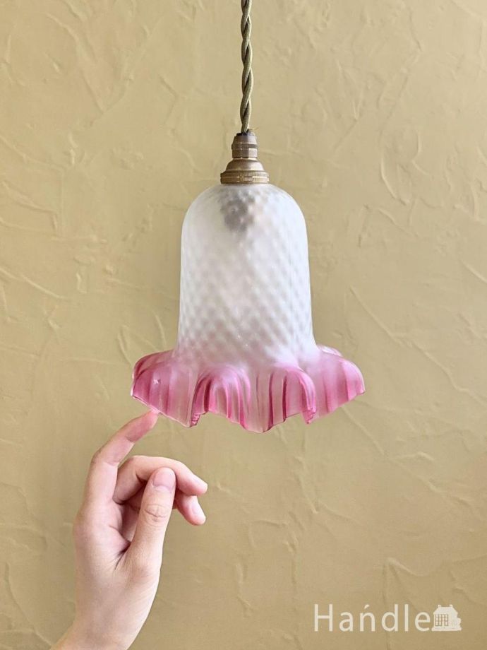 ピンク色のフリルが可愛いペンダントライト、英国アンティークガラスの