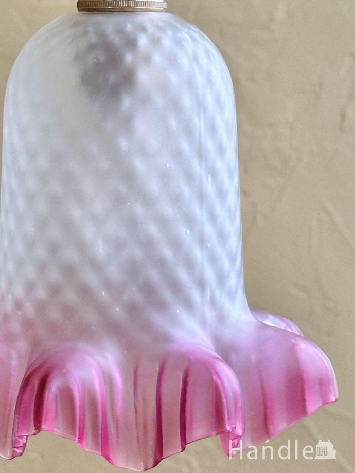 ピンク色のフリルが可愛いペンダントライト、英国アンティークガラスの