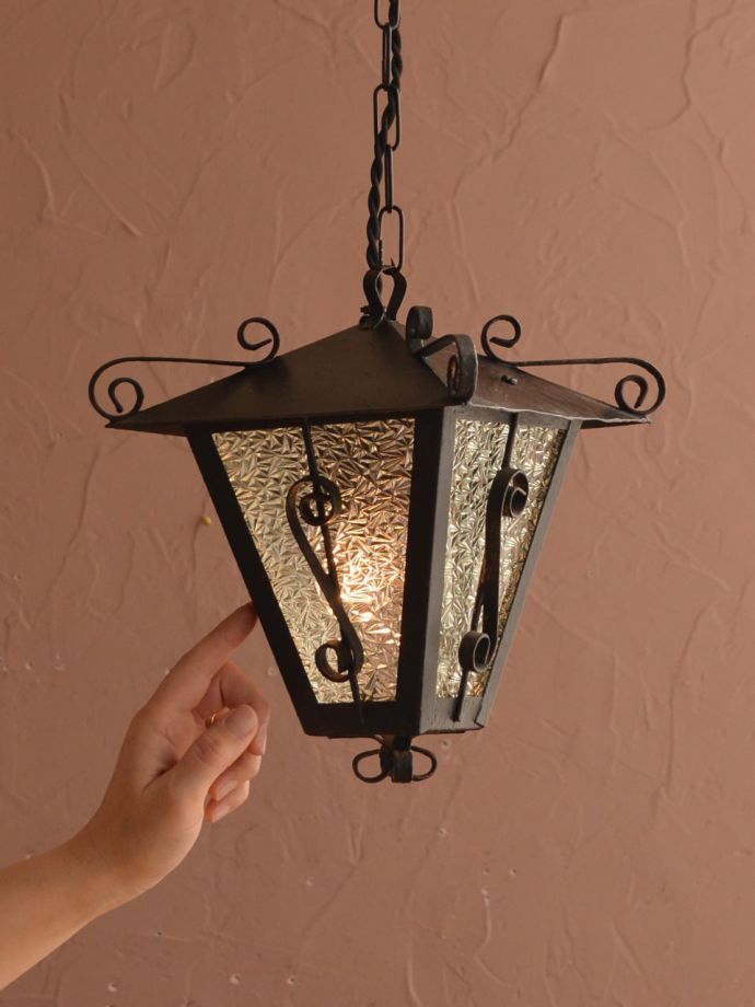 フランスのおしゃれな照明、アイアン✕ガラスのアンティークランタン