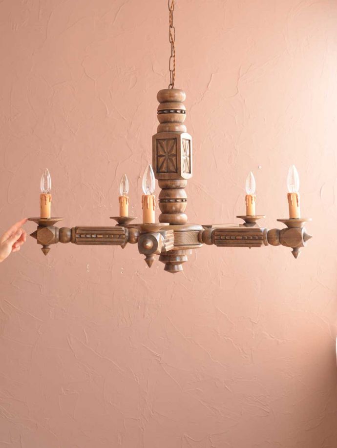 アンティークの木製シャンデリア