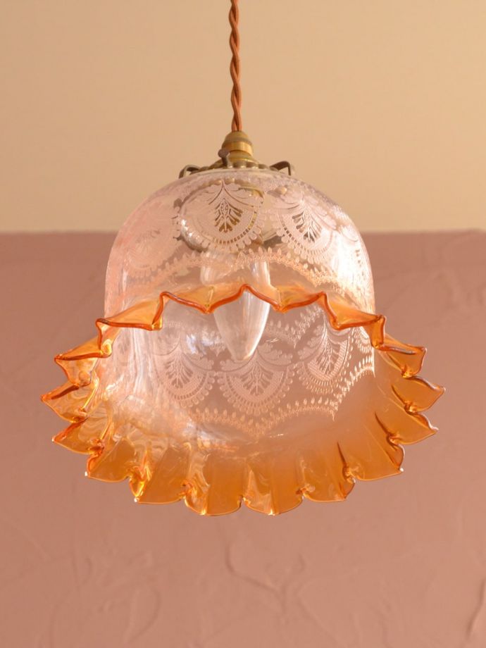 イギリスのアンティーク照明、ガラスの模様が美しいランプシェード