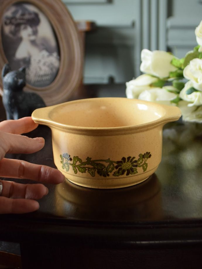 陶磁器の持ち手付きボウル